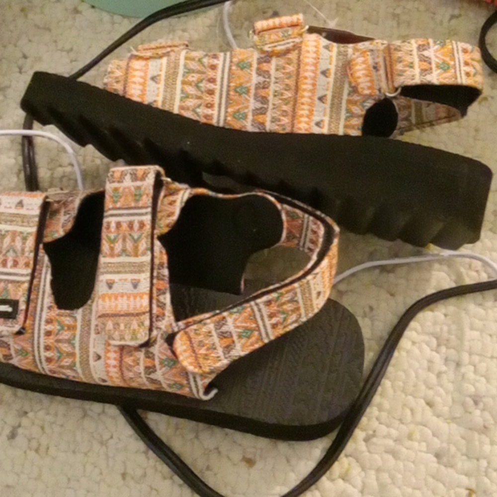 Muk Luk Sandal Size 8 - Picture 7 of 7